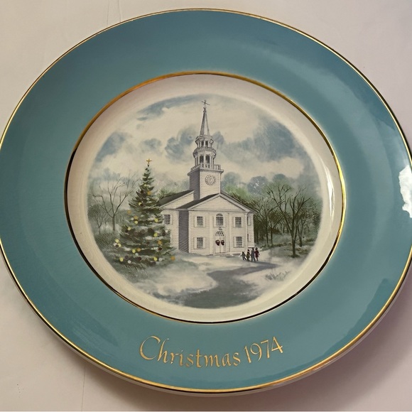 Vintage Avon Wedgwood 1974 Christmas Plate, Country Church Collectible - Picture 14 of 15